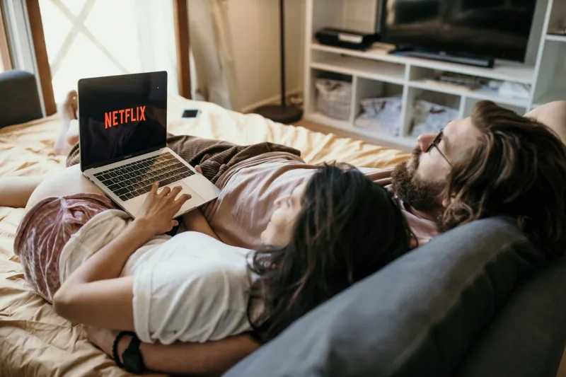 Juguetes en pareja: cómo dar ese paso sin que se convierta en un momento raro